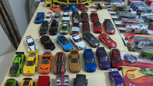 Oğluna aldığı oyuncak arabalar koleksiyona dönüştü